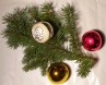 Tannenzweig mit 3 Christbaumkugeln